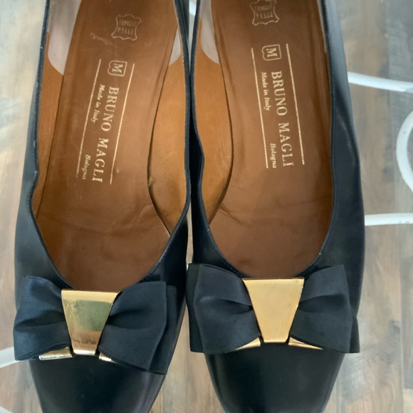 Lovely pair of Bruno Magli Navy Flats with Bow-Size 7.5M - Picture 4 of 6